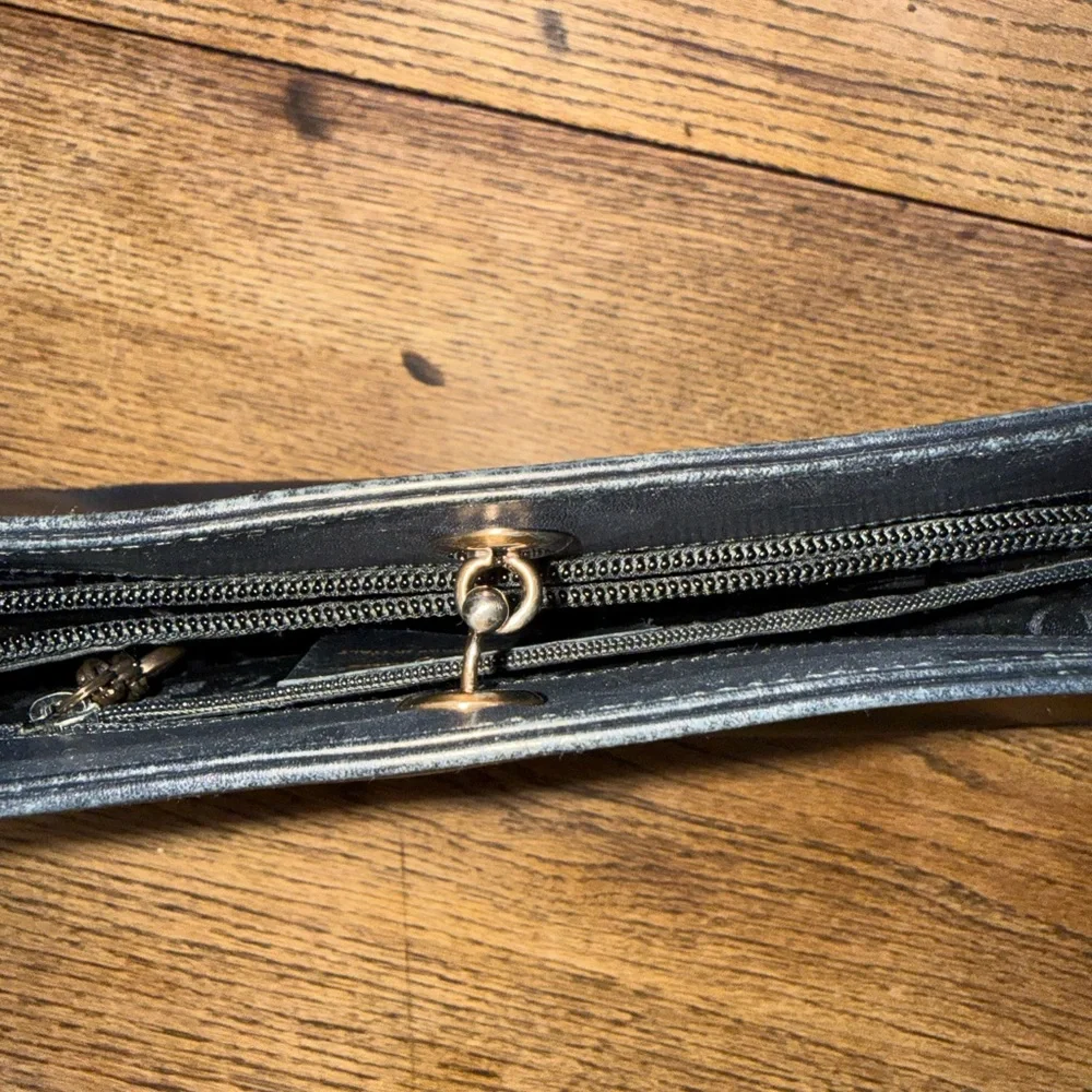 Stunning Salvatore Ferragamo Leather Shoulder Bag - Picture 7 of 13